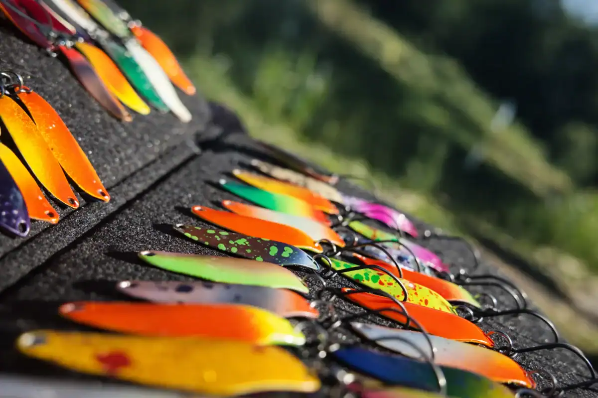 Offene Spoon-Tasche mit Forellen Spoons – große Auswahl an Spoons für Forelle bei Fangheld