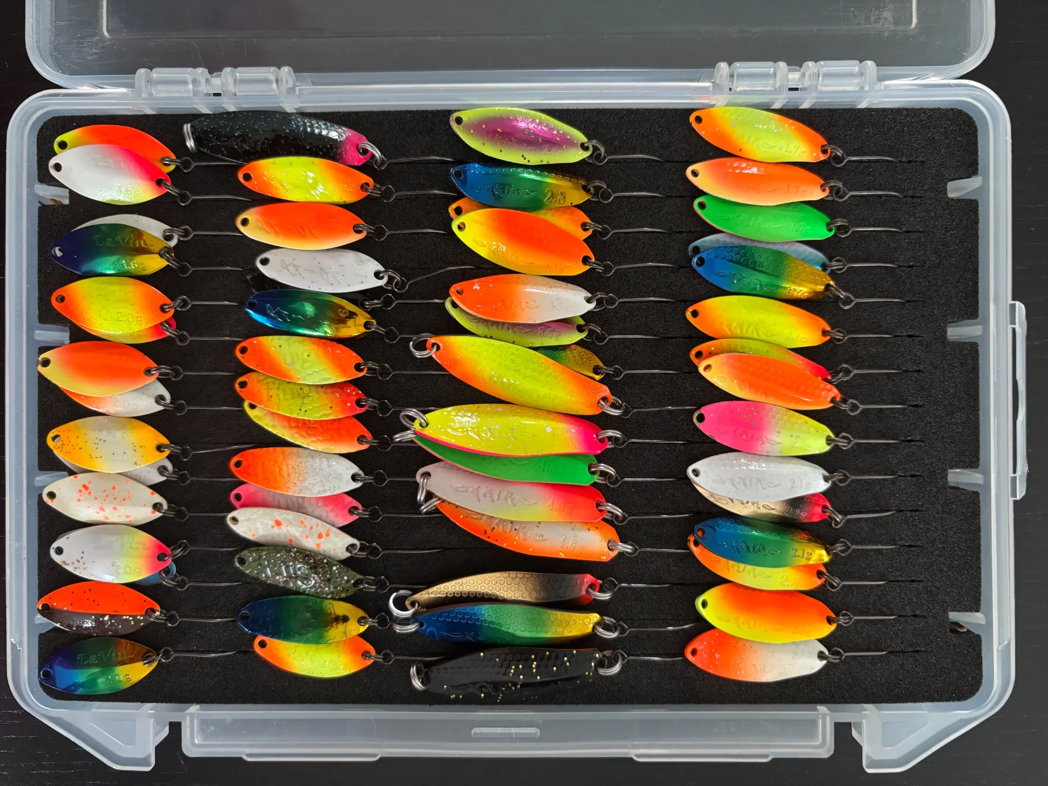 Forellen Spoons in verschiedenen Farben und Gewichten in Spoonbox – Auswahl für die Absinkphase