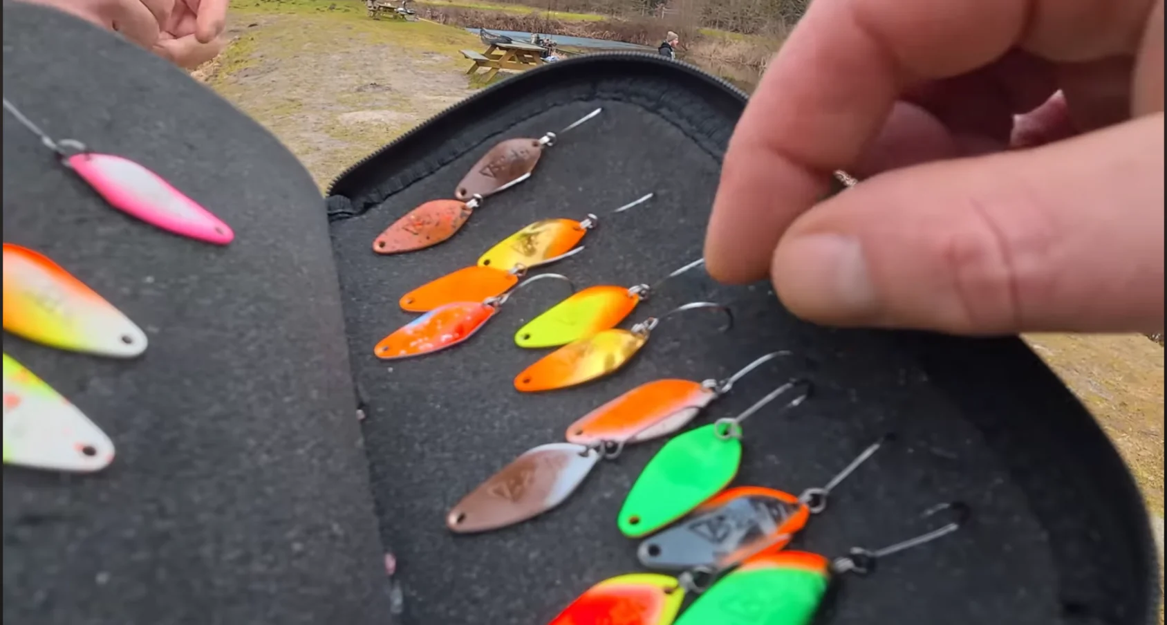 Forellen Spoons in verschiedenen Farben in Spoontasche – Auswahl bei hohem Angeldruck