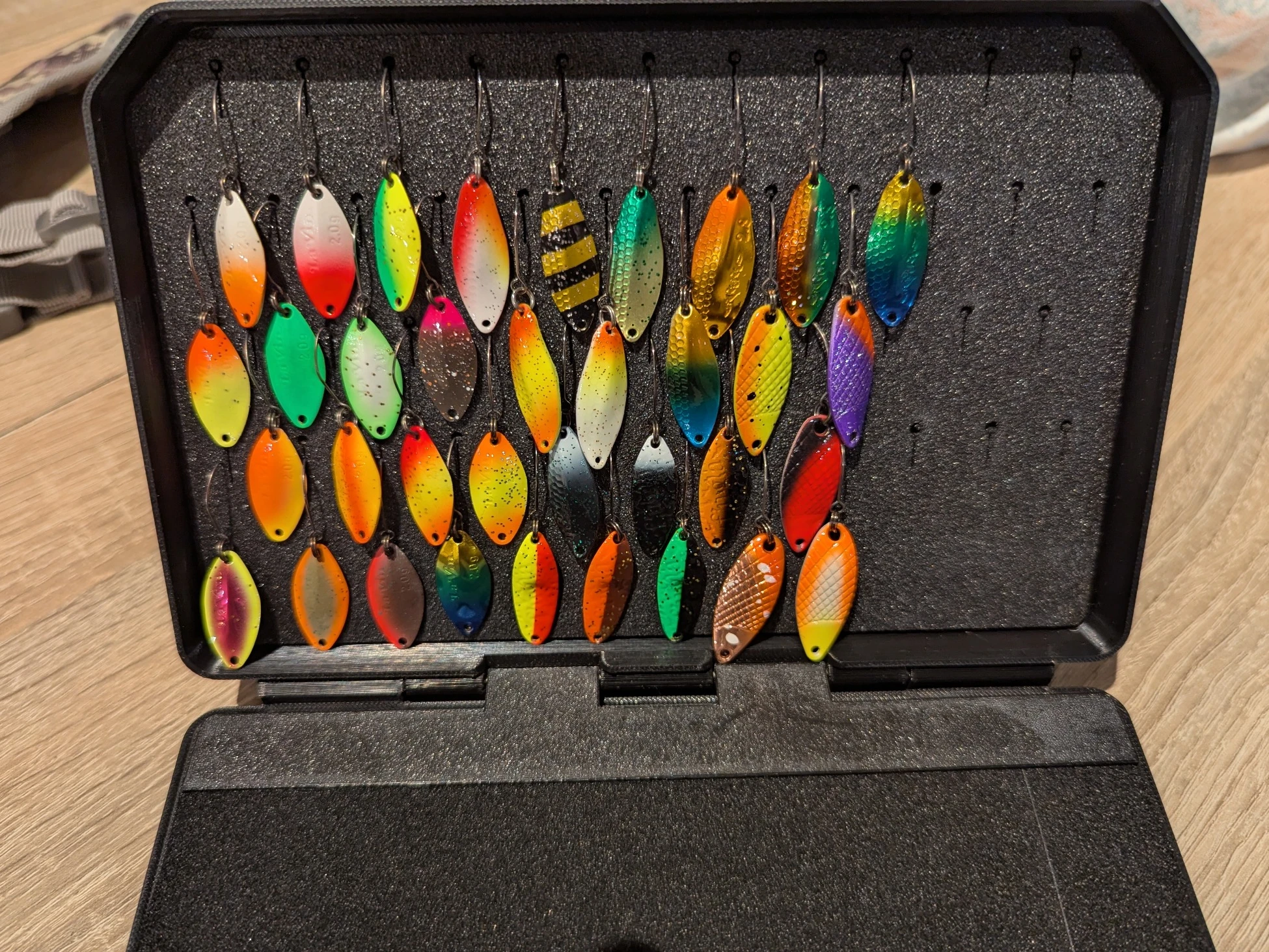 Auswahl der besten Spoons auf Forelle in einer Spoon-Box mit verschiedenen Farben und Größen