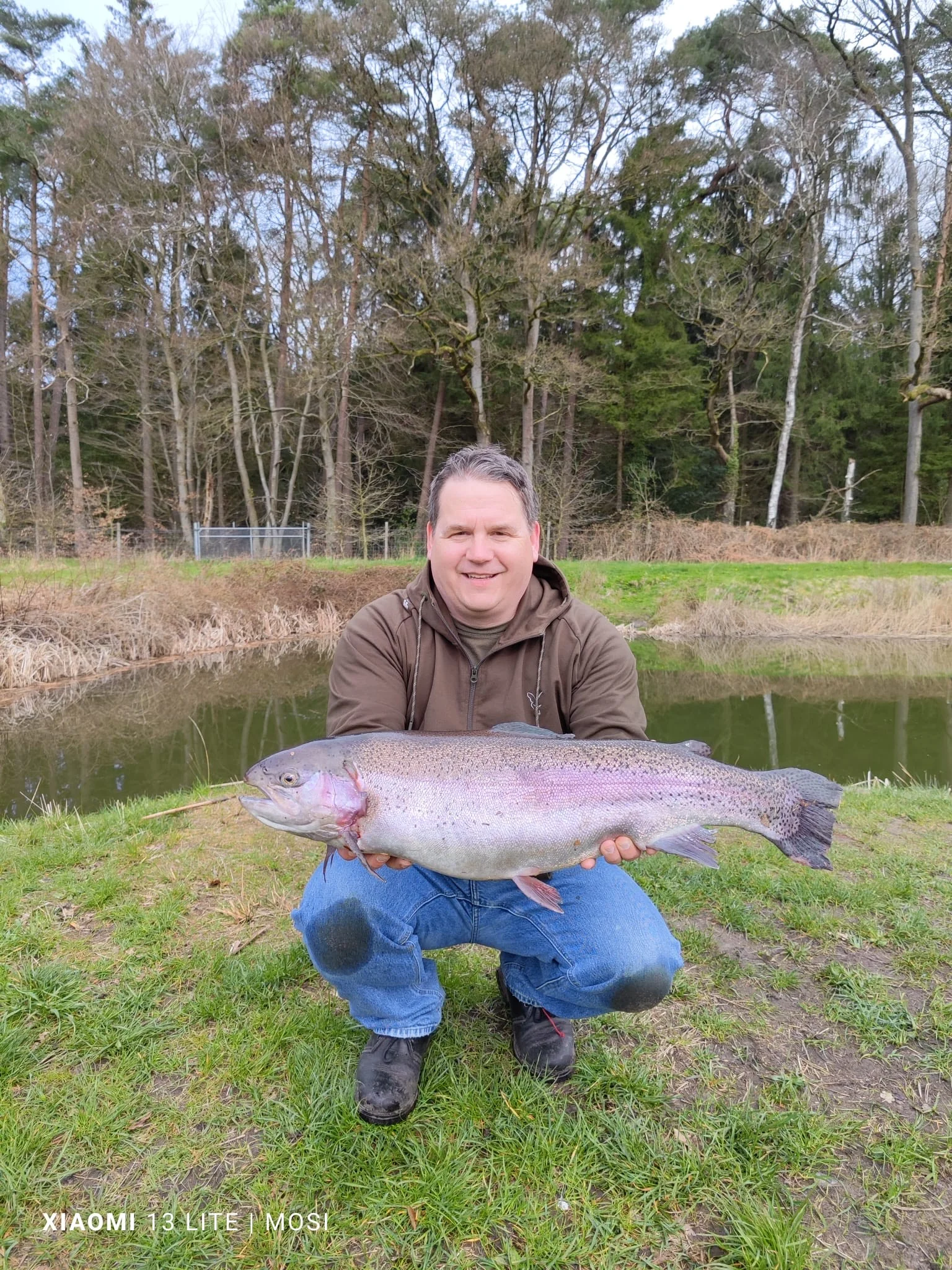 Sascha Reiche von Fangheld mit kapitaler Regenbogenforelle am Forellensee