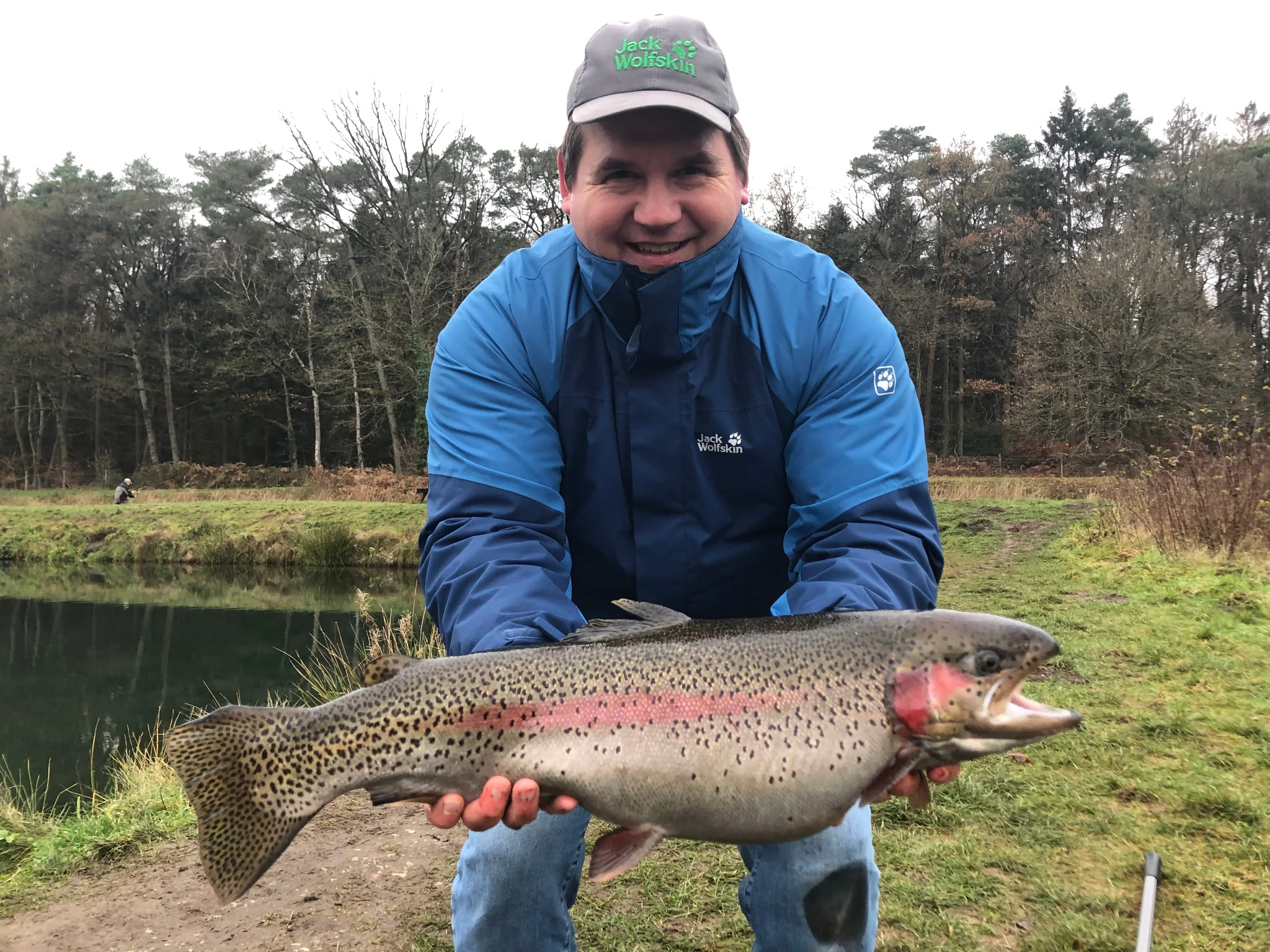 Sascha Reiche beim Winterangeln mit kapitaler Regenbogenforelle am Forellensee