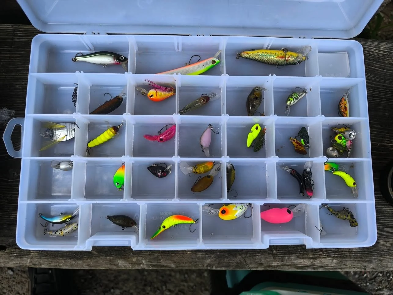 Weiße Box mit kleinen Wobblern und Crankbaits in vielen Farben.