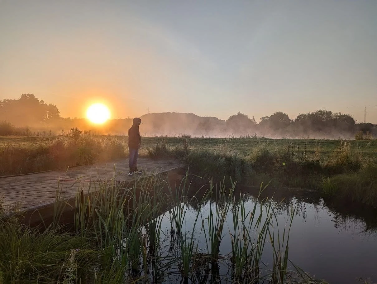 Sonnenaufgang am Teich mit Angler